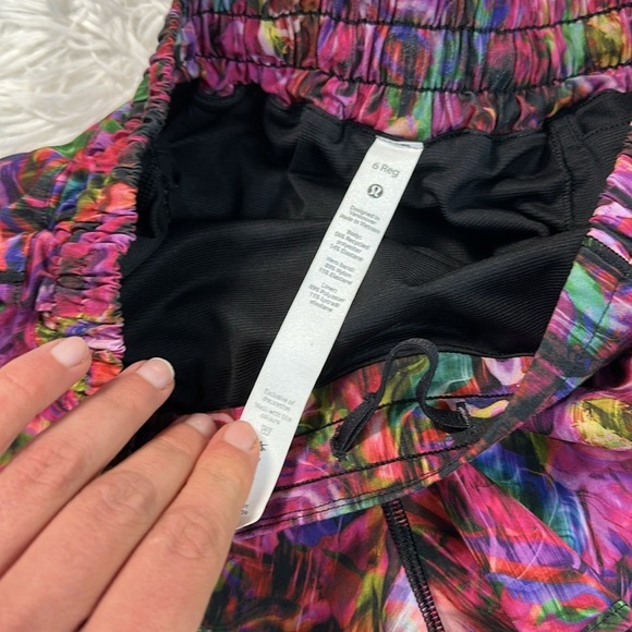 Lululemon Hotty Hot Low Rise Short 2.5" Hyper Flow Pink Multi / Black - Picture 2 of 6